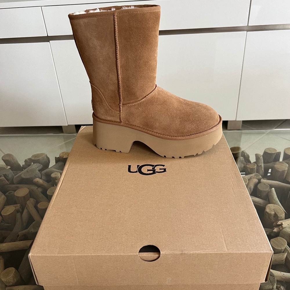 UGG CLASSIC SHORT NEW HEIGHTS Chestnut Suede Booties
